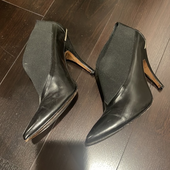 Gently Loved Black Leather Donald J Pliner Heels - Picture 3 of 8